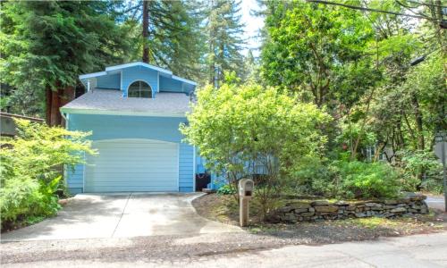 Blue Cherry Redwoods BBQ Grill Fire Table Ping Pong Fast WiFi Dog Friendly — 4-Star Luxury Hotel in Guerneville, United States