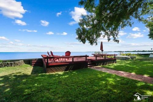 Restored historic log cabin & deck on Lake Erie — 4-Star Luxury Hotel in Luna Pier, United States