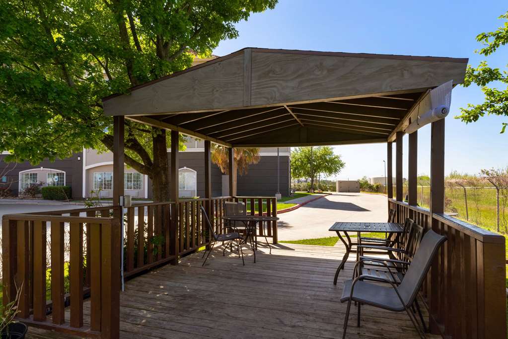 La Quinta Inn & Suites by Wyndham Deer Park - photo 35
