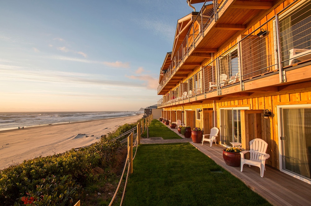Pelican Shores Inn - carbon neutral hotel in Lincoln