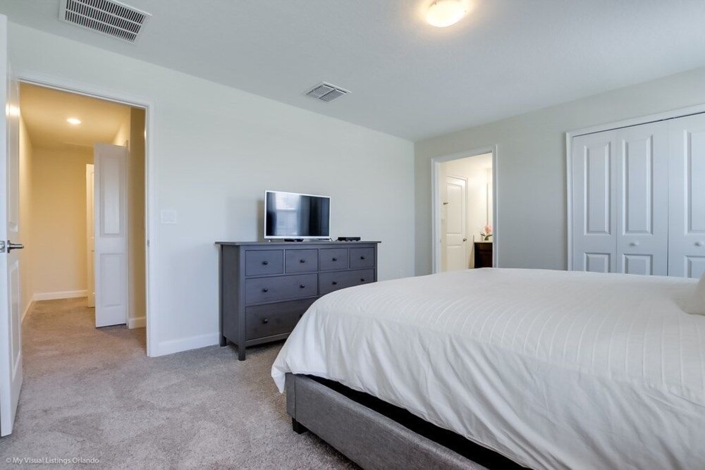 Vrbo Property - last minute hotel in Davenport