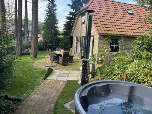 Bosboerderij de Goudsberg met hottub in tuin — hotel in Lunteren