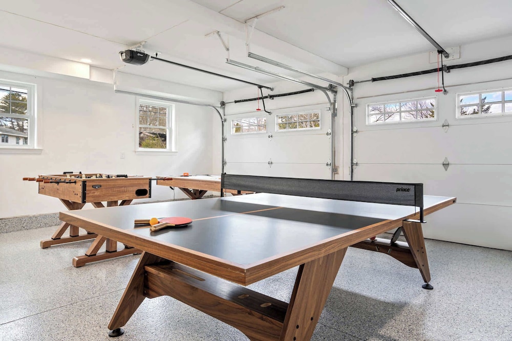 Game Room Home Gym 1 Mile to Beach — 4-Star Luxury Hotel in York Beach, United States