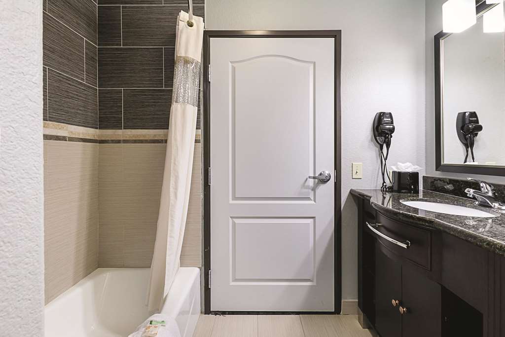 La Quinta Inn & Suites by Wyndham Dallas Hutchins - photo 18