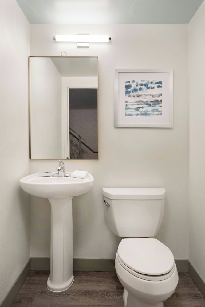 Four Points by Sheraton Hotel & Suites San Francisco Airport - photo 22