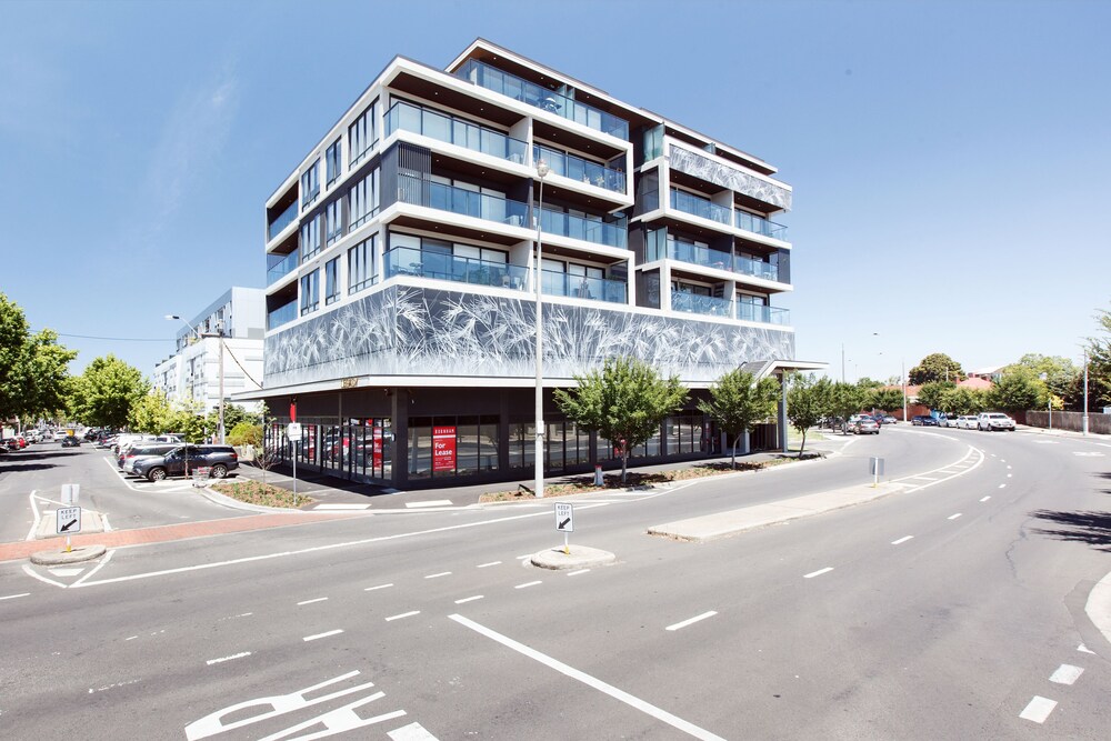 Spacious Urban Oasis in Central Location — 4-Star Luxury Hotel in Footscray, Australia