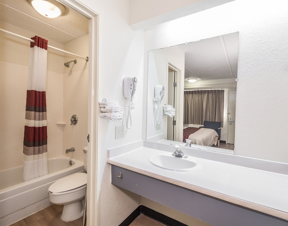 Red Roof Inn Atlanta Norcross - photo 17