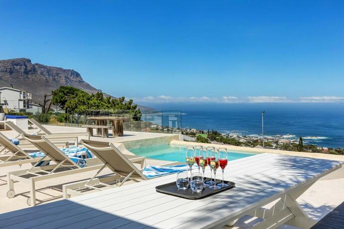 Two Views Villa 8 Bedrooms Camps Bay Ocean Views Pools — 4-Star Luxury Hotel in Cape Town, South Africa
