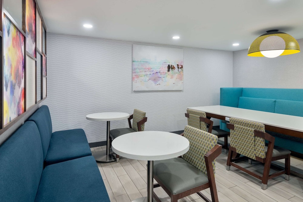 Hampton Inn Salisbury - photo 21