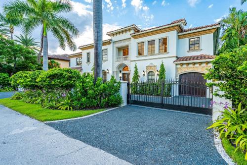 Fort Lauderdale Mansion with Private Pool & Hot Tub Perfect for Families in Fort Lauderdale, United States