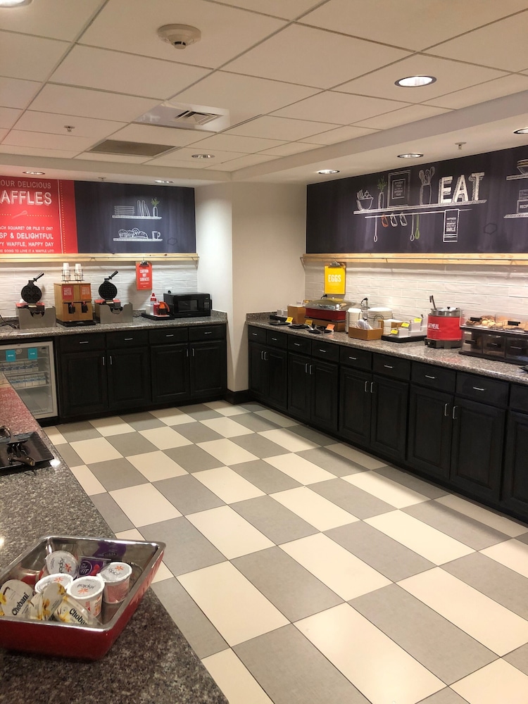 Hampton Inn & Suites Norfolk Airport - photo 31