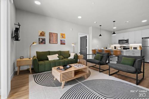 Music Themed 2BR King Beds Gym & Pool — 4-Star Luxury Hotel in Rogers, United States