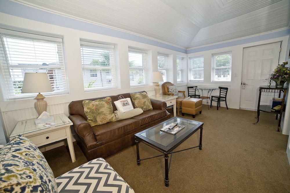 Georgianne Inn & Suites - photo 19