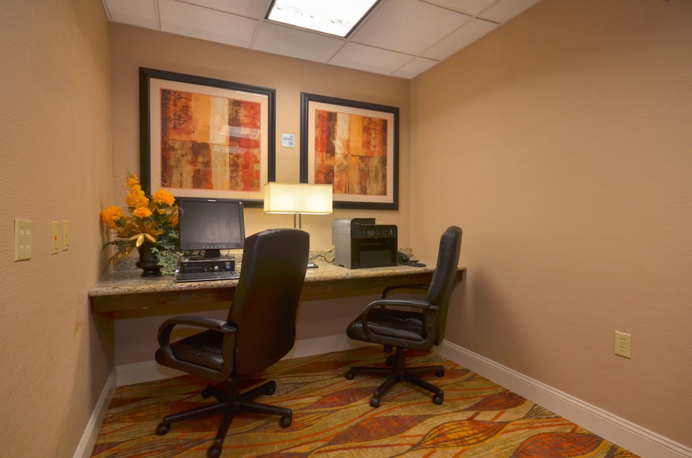 Holiday Inn Express Hotel & Suites Pine Bluff Pines Mall by IHG - photo 44