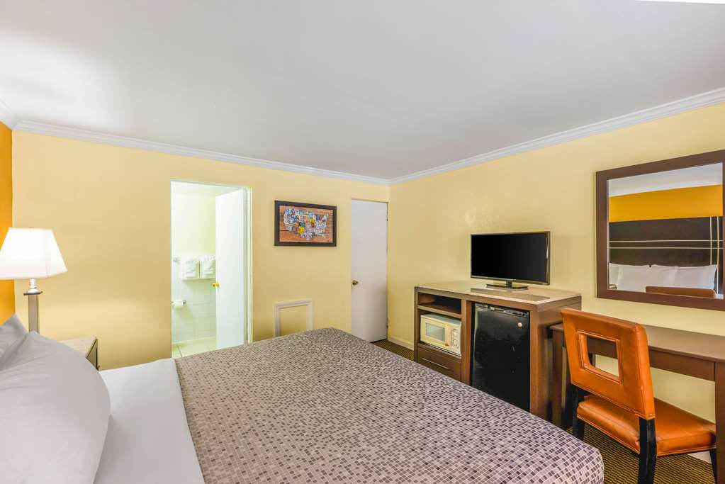 Econo Lodge Beach and Boardwalk - photo 16
