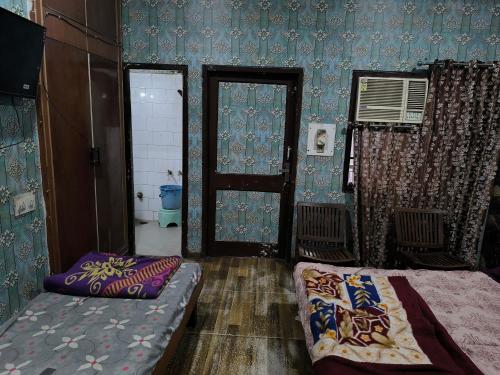 HOTEL JOGI GUEST HOUSE welcome all families friends groups couples singles fully Airconditioner attach washrooms lift wifi gyser hot water 24 hours room service power backup