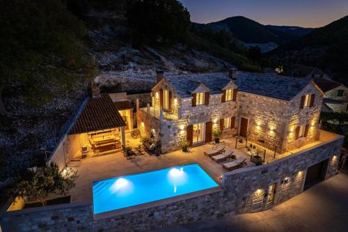 Villa Ani Traditional and luxurious 4 bedroom villa with heated pool and sea views — 4-Star Luxury Hotel in Postira, Croatia
