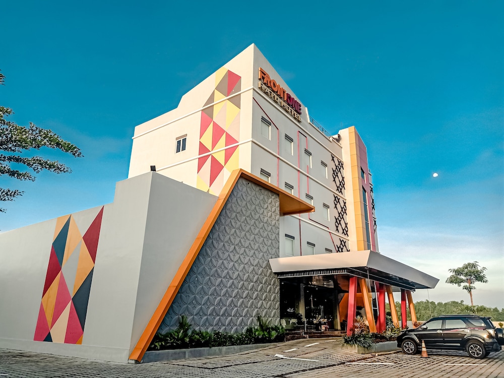 Front One Hotel Nganjuk — Nganjuk