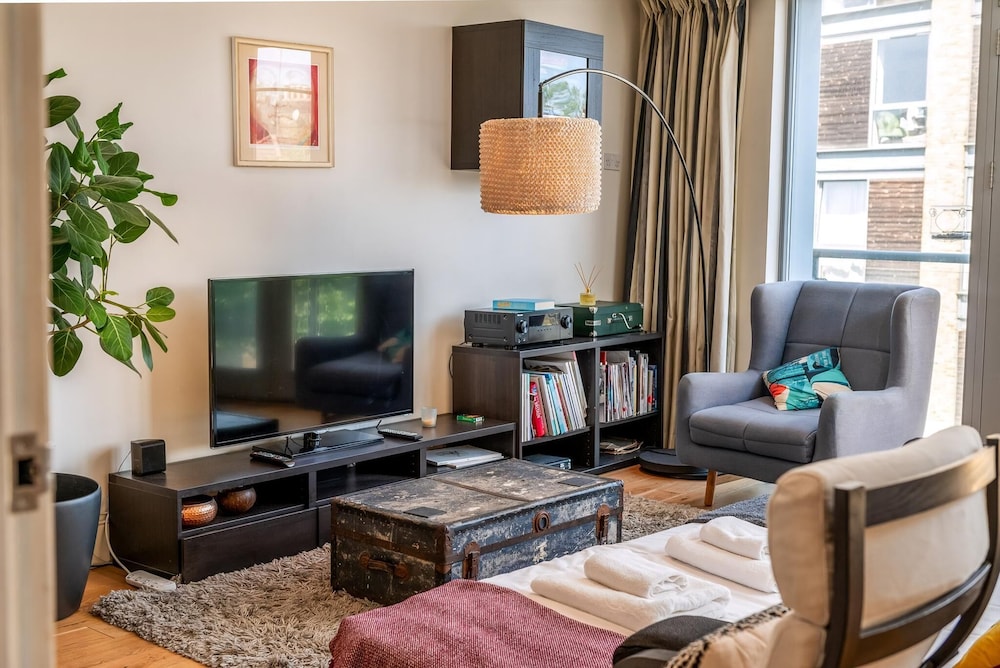 Bright & Spacious Battersea Flat — 4-Star Luxury Hotel in London, United Kingdom