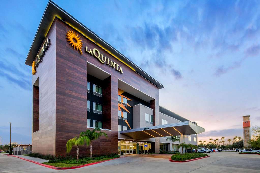 La Quinta Inn & Suites by Wyndham McAllen Convention Center - photo 3