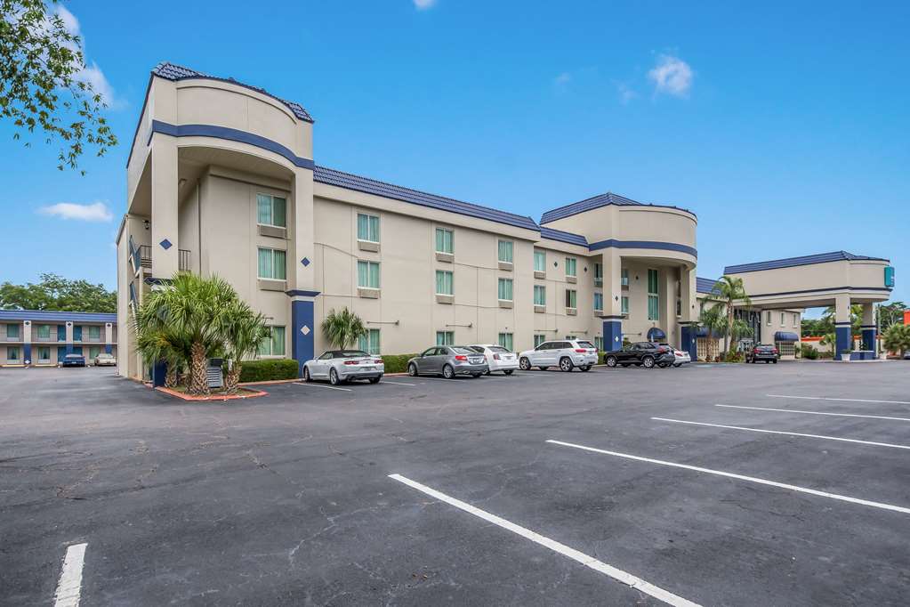 Clarion Inn & Suites Central Clearwater Beach - photo 2