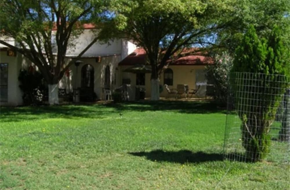 Tavares Inn - photo 12