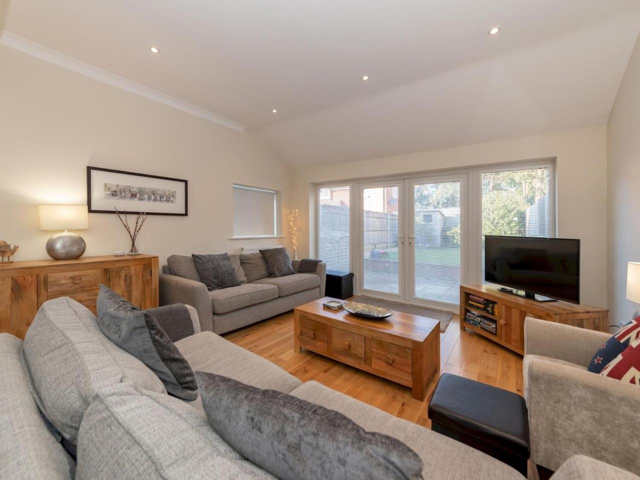 Modern 3 Bedroom with Garden in Reading Pass the Keys