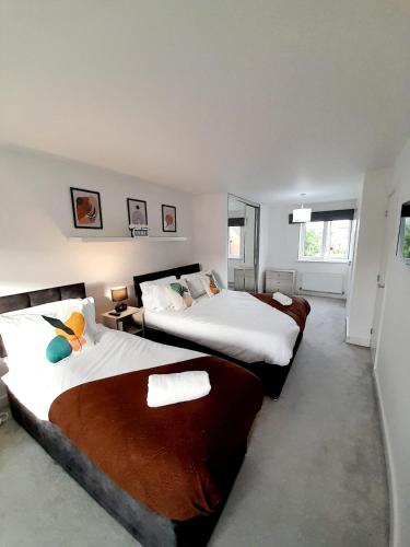 Spacious 4BR House with 2 Bathrooms and 1 WC ideal for Families Professionals and Relocators near NEC BHX HS2 and JLR with Travel Cot Pets Allowed and Free Parking The Home Makers Hub — 4-Star Luxury Hotel in Birmingham, United Kingdom
