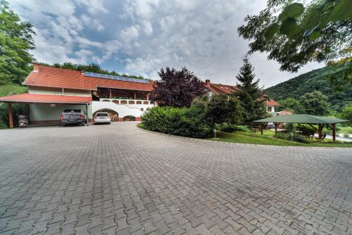 Hetényi Apartmanház és Birtok — hotel in Mecseknadasd