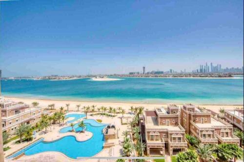 Balqis Residense Palm Jumeirah Pool Beach Top floor Full sea view Restaurants — 5-Star Luxury Hotel in Dubai, United Arab Emirates