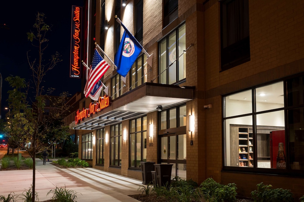 Hampton Inn & Suites Minneapolis University Area - photo 29