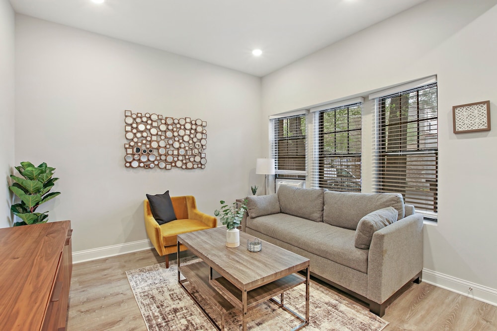 Relaxing 3BR Apt with King Beds & Washer Lawndale 1 & 2 rep — 4-Star Luxury Hotel in Chicago, United States