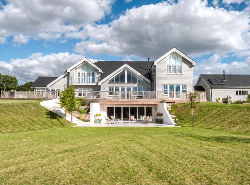 New England Mansion in Winchester, United Kingdom