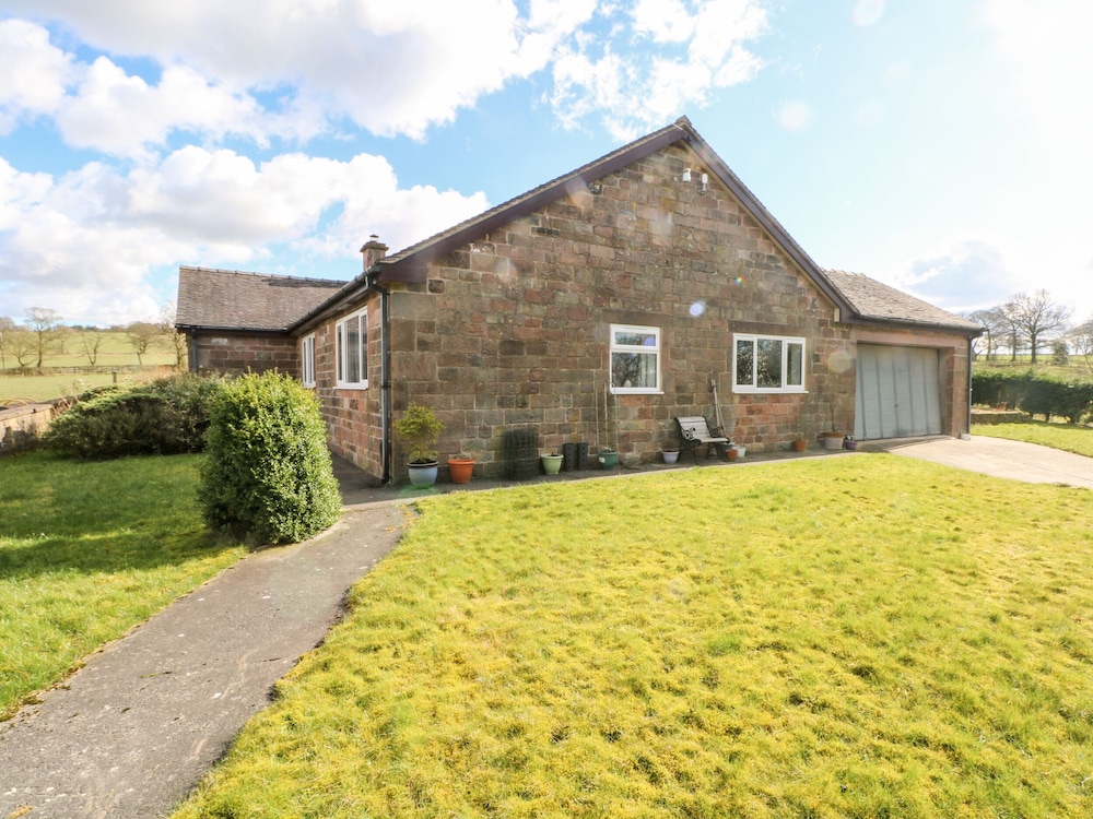 Hawksbridge Bungalow — 4-Star Luxury Hotel in Macclesfield, United Kingdom