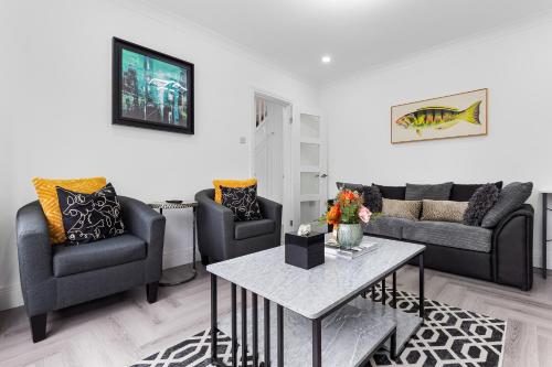 3 Bedroom House close to Dartford Station — 4-Star Luxury Hotel in Dartford, United Kingdom