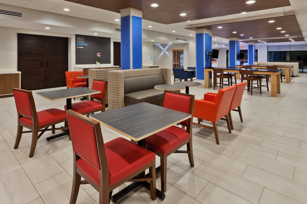 Holiday Inn Express & Suites Fayetteville by IHG - photo 30