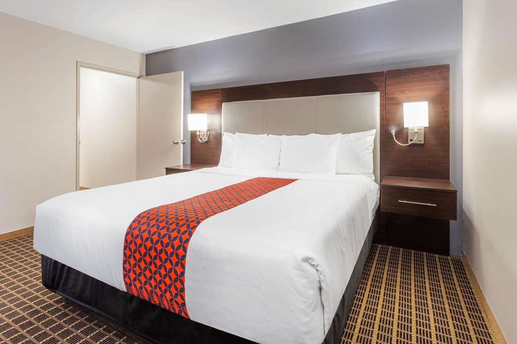 La Quinta Inn & Suites by Wyndham Rockford - photo 25