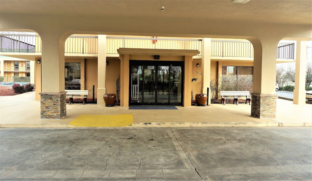 Howard Johnson by Wyndham Greensboro Near the Coliseum - photo 34