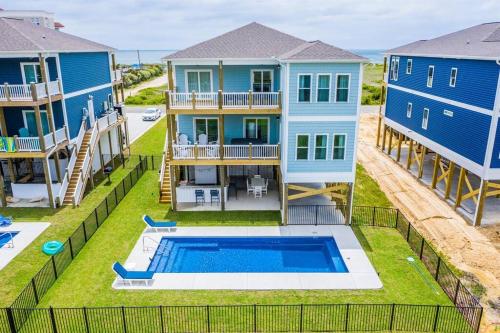 Luxurious 7BR Beach Home Ocean Views Pool Hot Tub — 4-Star Luxury Hotel in Sneads Ferry, United States