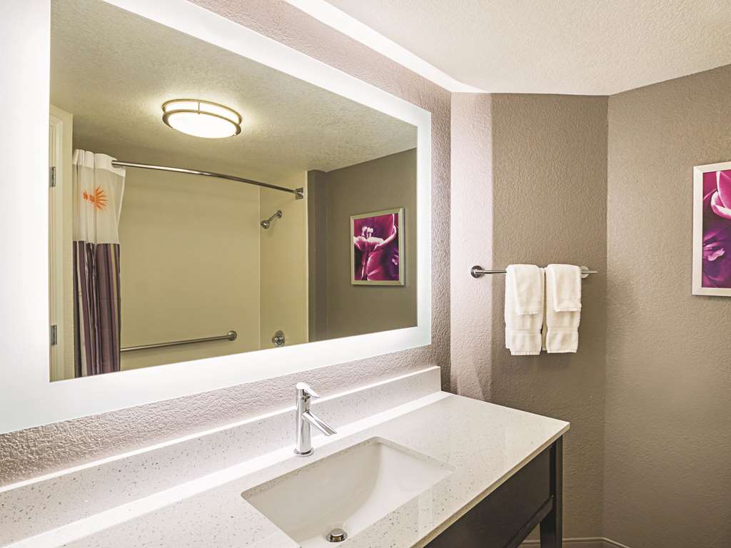La Quinta Inn & Suites by Wyndham Fort Worth North - photo 28