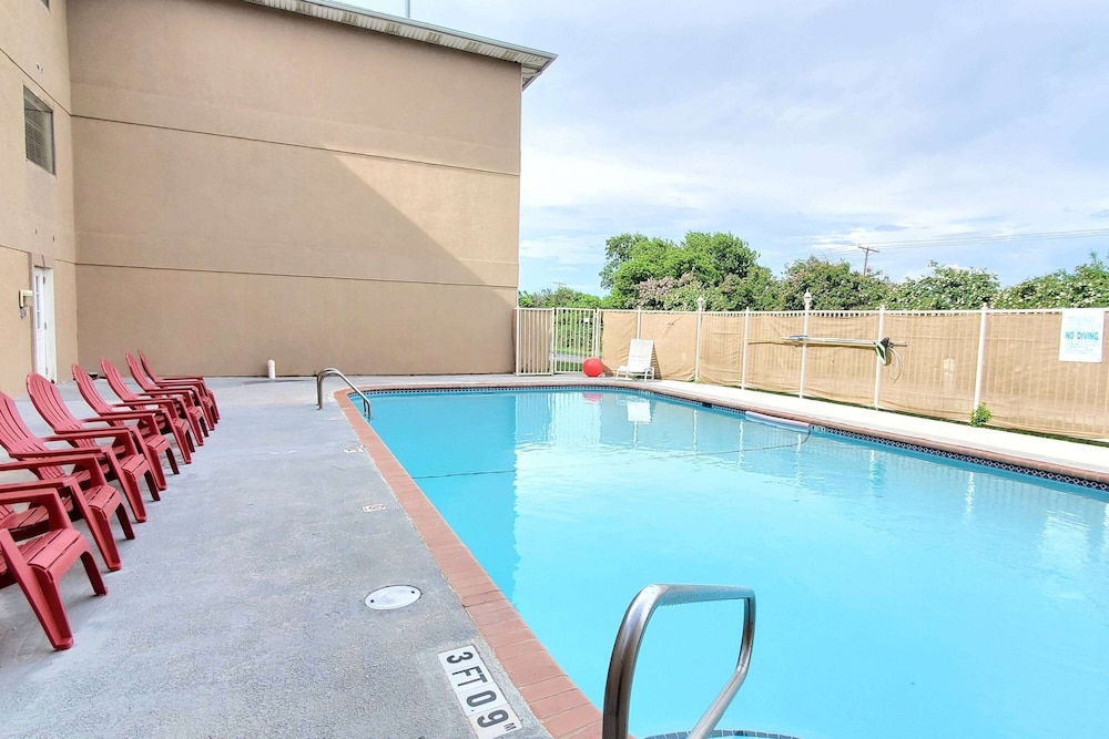 Super 8 by Wyndham Temple I 35 - photo 19