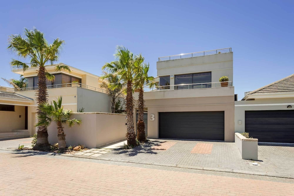Home Away From Home on a Secure Golf Estate Situated Next to the Ocean and Golf