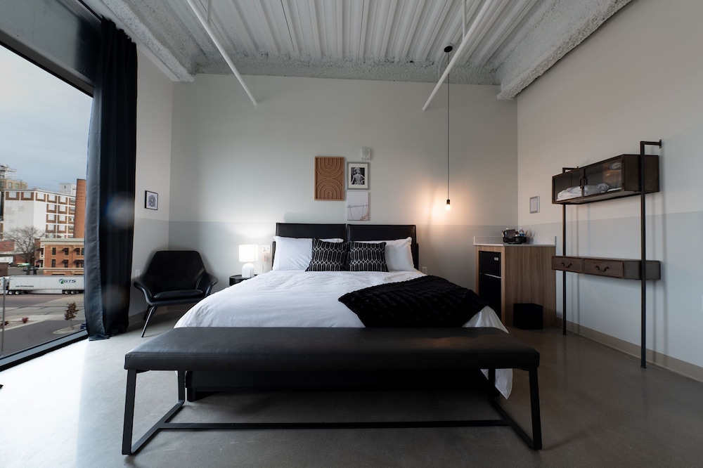 Arch and Cable Hotel - photo 21