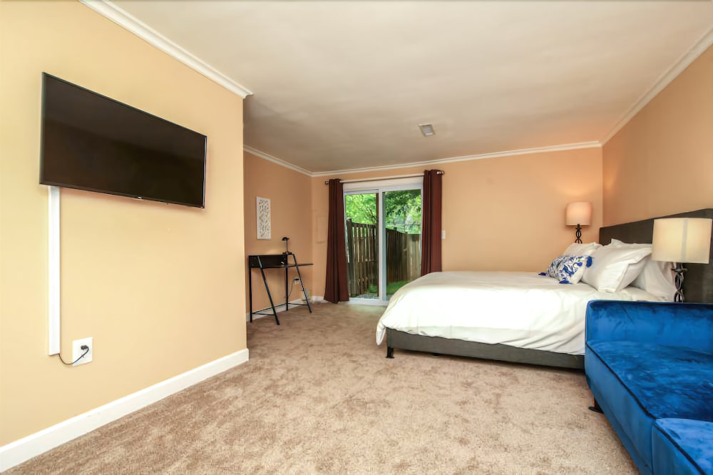 NEW 3 story Townhome Private Self checkin Quiet. - photo 7