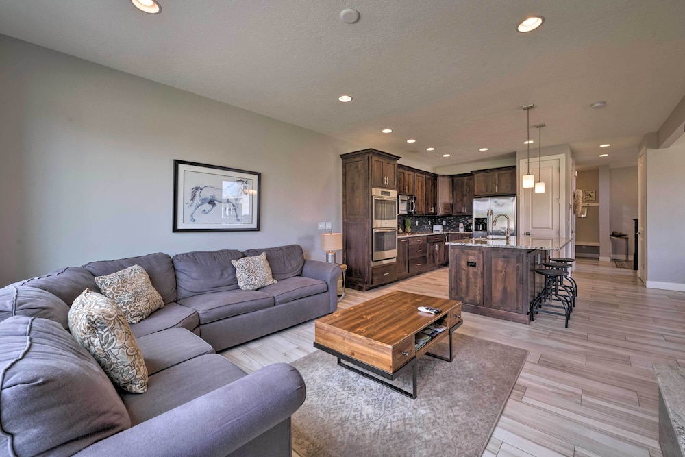Modern Huntsville Resort Retreat with Deck And Hot Tub - photo 21