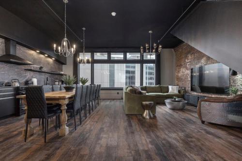 Penthouse Grand Executive Suite — 4-Star Luxury Hotel in Louisville, United States