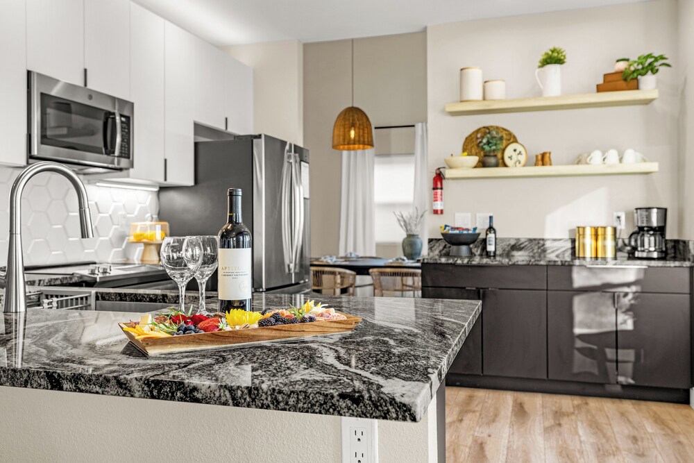 4BR Sleeps 10 Hot Tub Air Hockey Gorgeous Views in Colorado Springs, United States