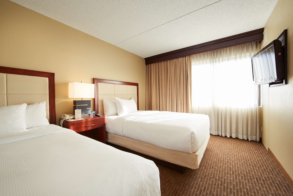 DoubleTree Suites by Hilton Hotel Cincinnati Blue Ash - photo 17