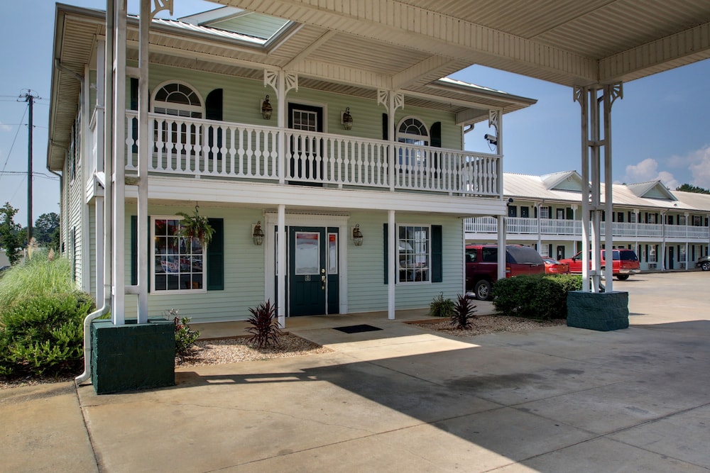 Key West Inn Childersburg - photo 32