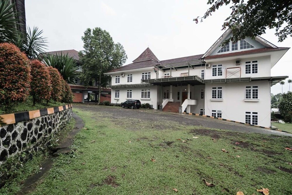 RedDoorz Syariah near Taman Wisata Matahari